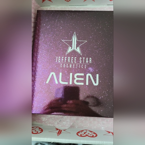 NWT New in box never used Jeffree Star Alien with popsocket and beanie
